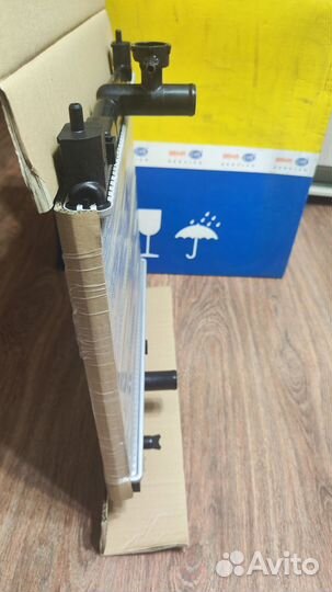 Новый радиатор двигателя behr hella 8MK376718421