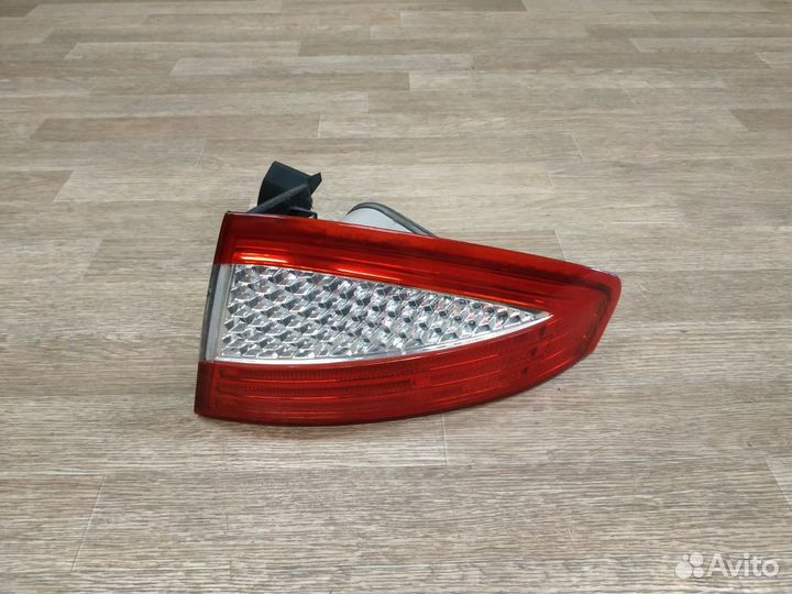 Фонарь задний наружный правый Ford Mondeo 4 хетч