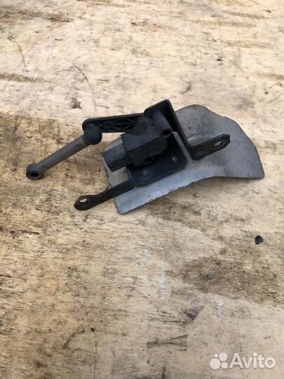 Датчик угла наклона кузова VW Passat B7