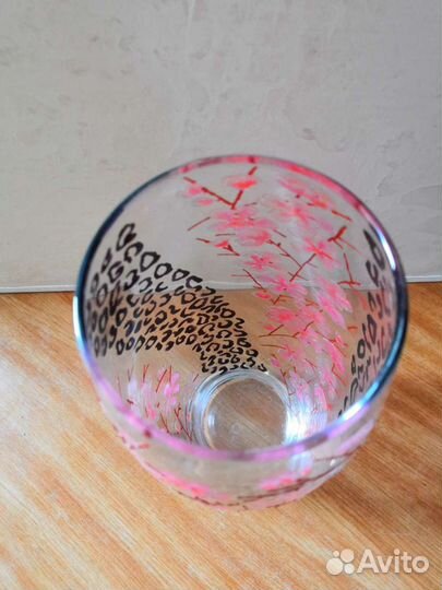 Стеклянная ваза с росписью. Высота 26 см