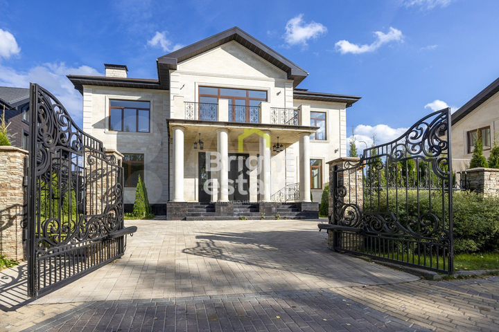 Дом 362 м² на участке 10,5 сот.