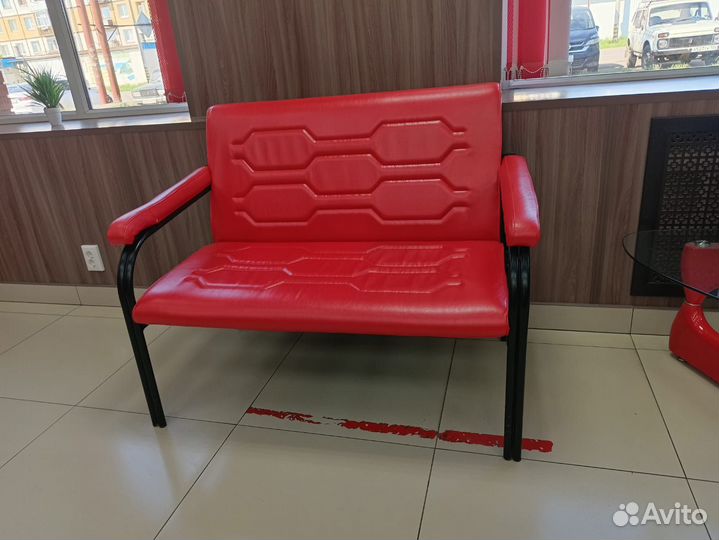 Стол и диван