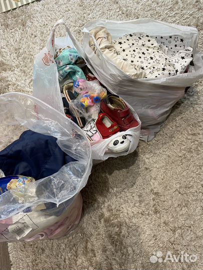 Много детских вещей пакетами