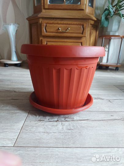 Большой цветочный горшок