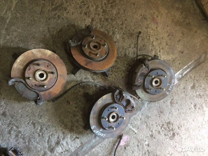 Кулаки передние в сборе Mitsubishi Lancer 9 1.6