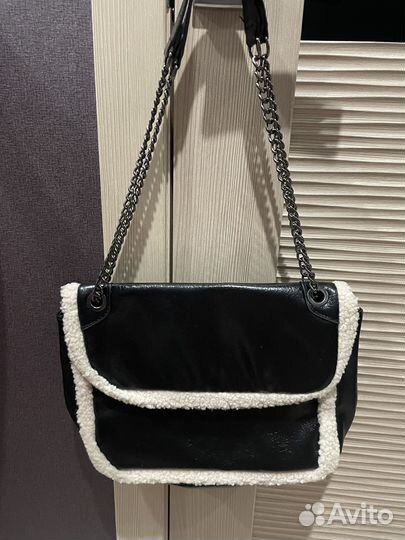 Сумка через плечо с меховой отделкой на цепочке