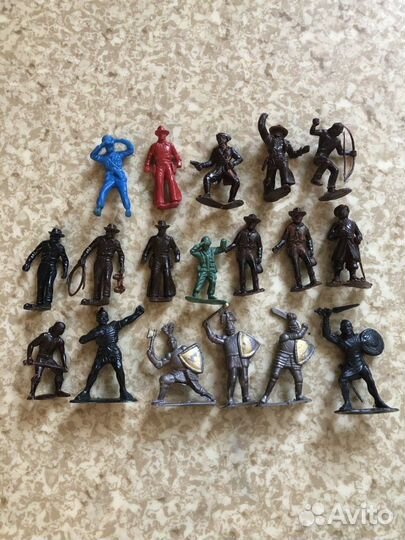 Много фигурок солдатиков и ковбоев СССР