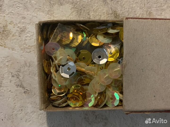 Красные золотые желтые пайетки вышивание