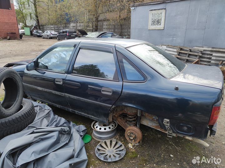 Opel Vectra 1.6 МТ, 1994, битый, 419 708 км