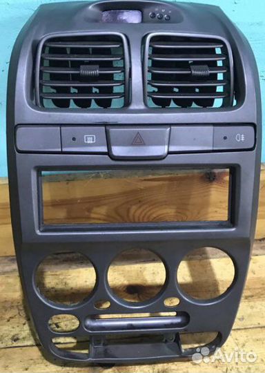 Центральная консоль на Хендай Акцент