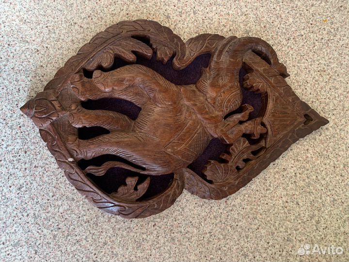 Настенное панно из красного дерева