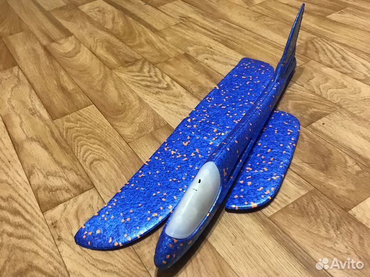 Самолет из пинопласта