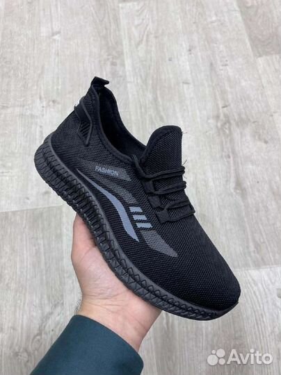 Кроссовки новые 42 размер