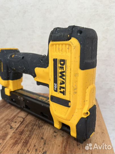 Степлер кабельный Dewalt dcn701