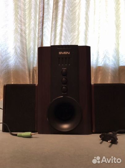 Сабвуфер и колонками sven