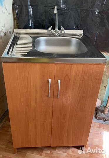 Кухонная мойка с тумбой и смесителем