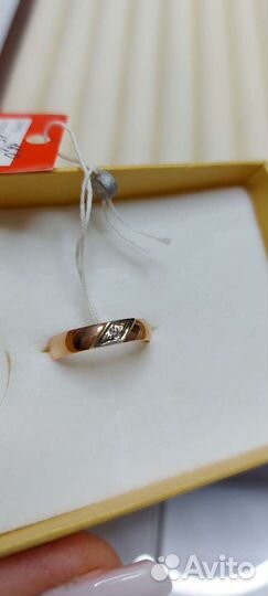 Золотое кольцо с бриллиантом