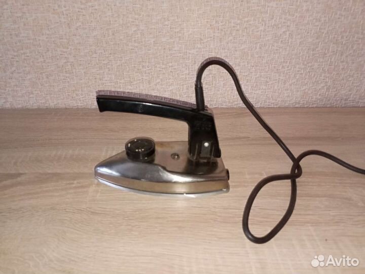 Утюг дорожный