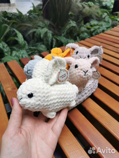 Кролик вязаная игрушка из плюшевой пряжи