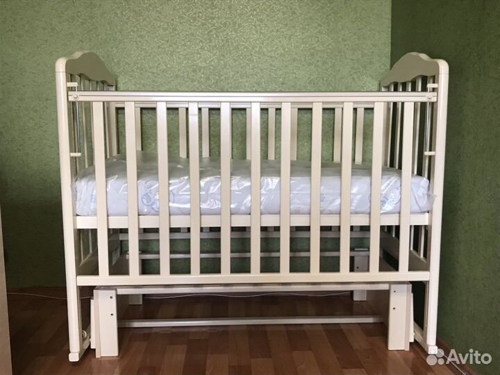 Детская кроватка с маятником