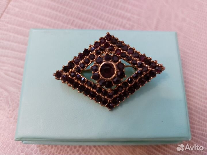 Брошь винтаж гранатовое стекло
