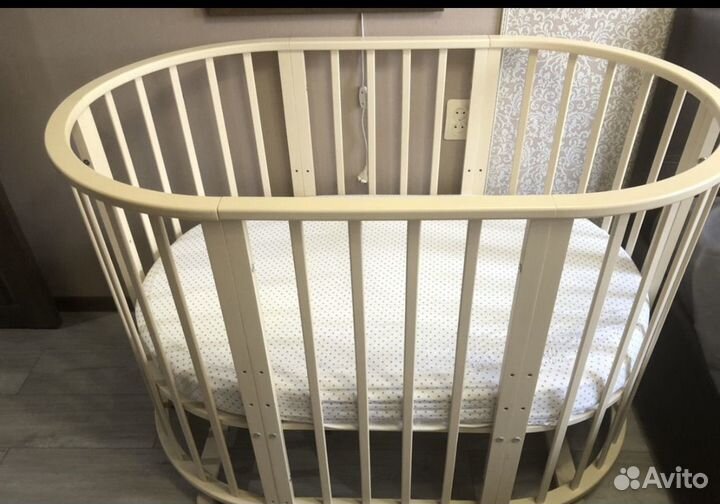 Кроватка с маятником круглая