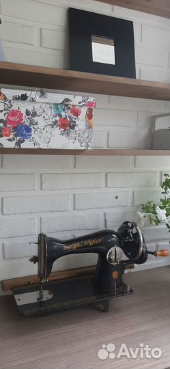 Старинная швейная машинка