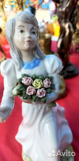 Фарфоровая фигурка девушки с цветами, Испания