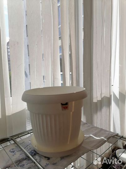 Горшок для цветов, белый пластик