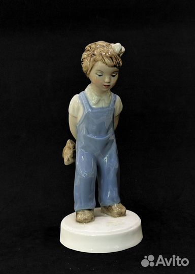 Статуэтка Девочка с мишкой Royal Dux
