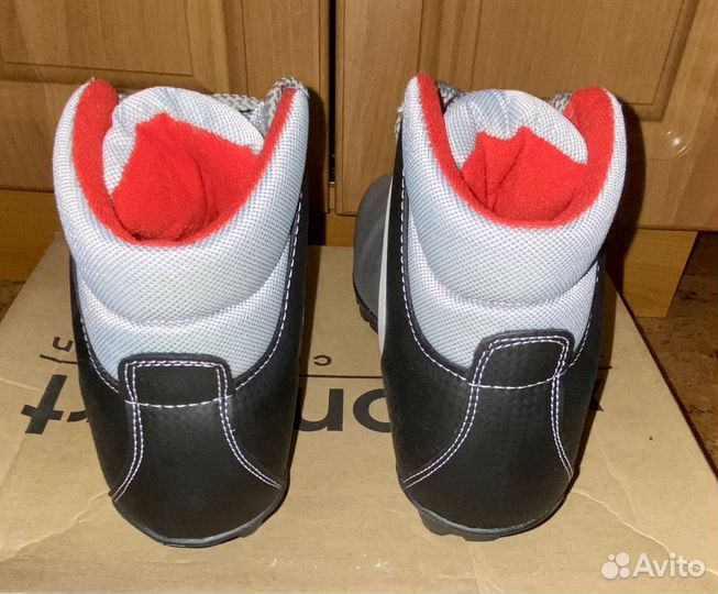 Лыжи и лыжные ботинки