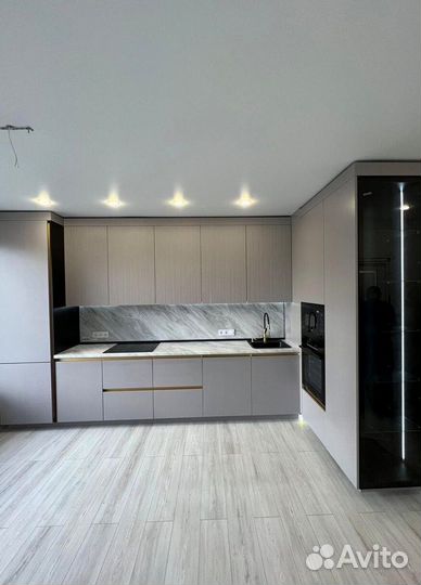 Угловая кухня на заказ до потолка