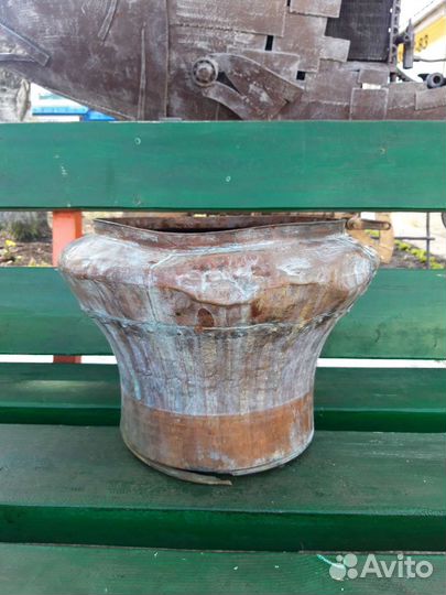 Большой старинный медный чан, котел, чугунок