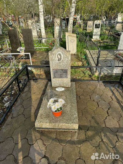 Уборка могил на кладбище