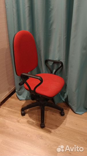 Компьютерное кресло бу на колесиках