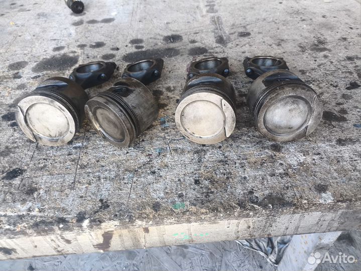 Шатун с поршнем Volkswagen Passat B3 1.8