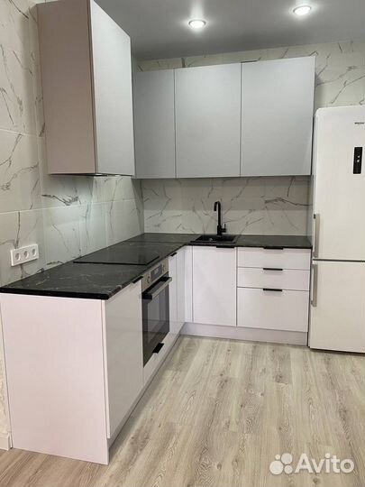 Серая угловая кухня под ключ за 3-4 недели