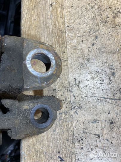 Поворотный кулак передний правый VW Passat B5 X19