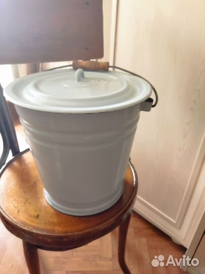Эмалированное ведро с крышкой