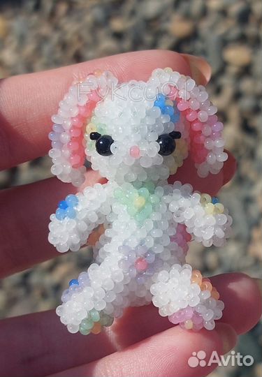 Амигуруми из бисера цветочный зайка