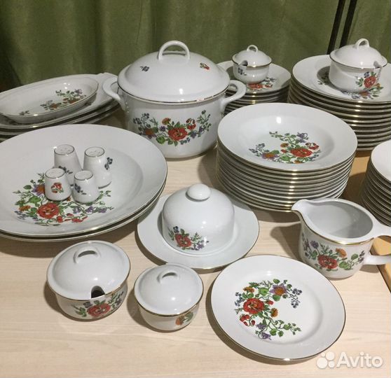 Столовый сервиз на 12 персон. Фарфор Г Д Р