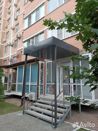 Козырёк над входом