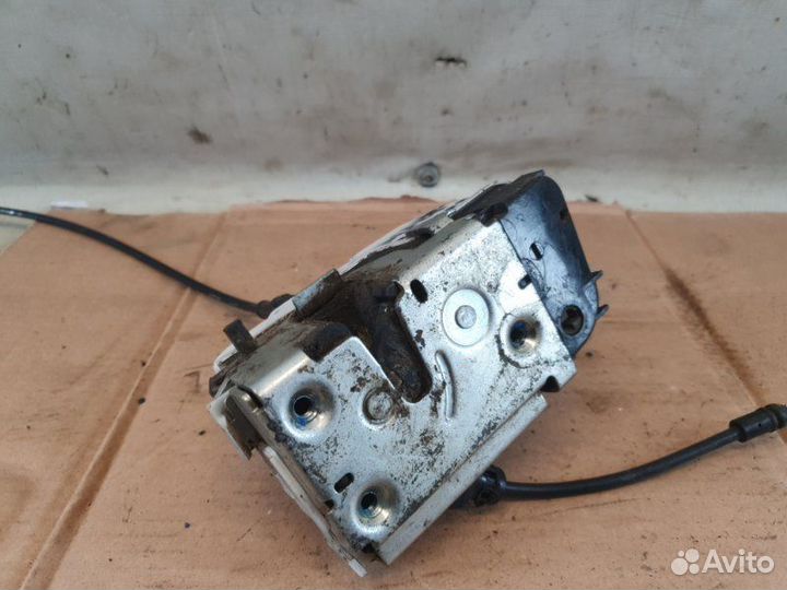 Замок двери задний правый Nissan Primera P12