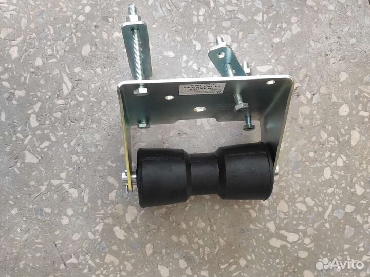 Кронштейн с килевым роликом на прицеп