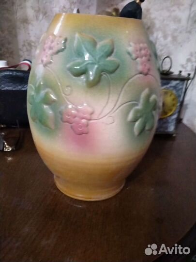 Керамическая ваза или горшок