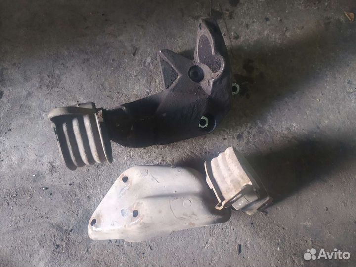 Кронштейн с подушкой Опель Астра F