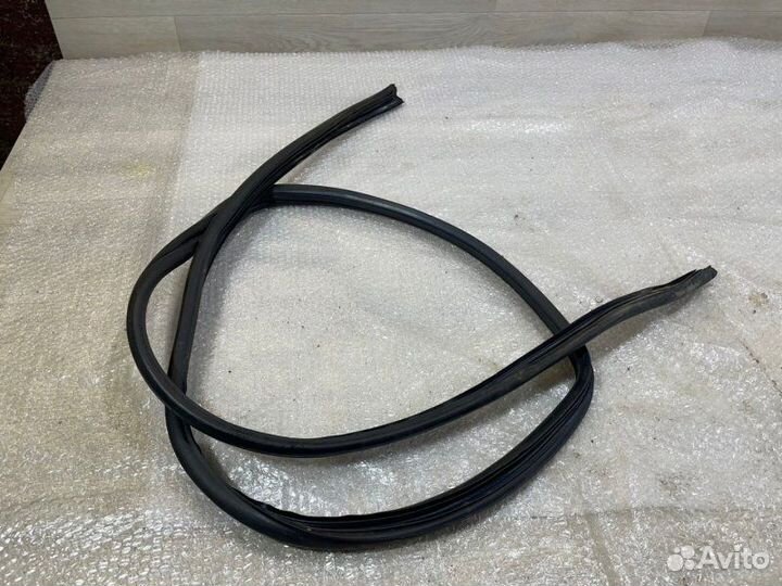 Уплотнитель двери задний правый Chevrolet Niva