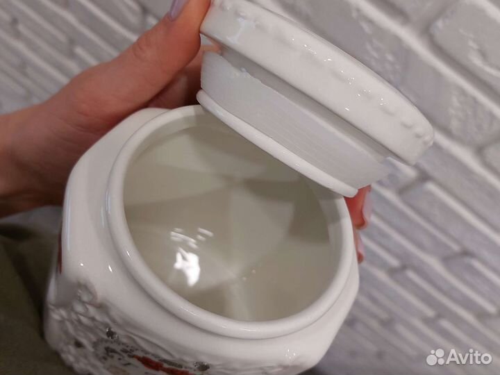 Фарфоровая чайница