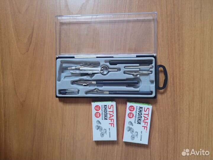 Готовальня и кнопки