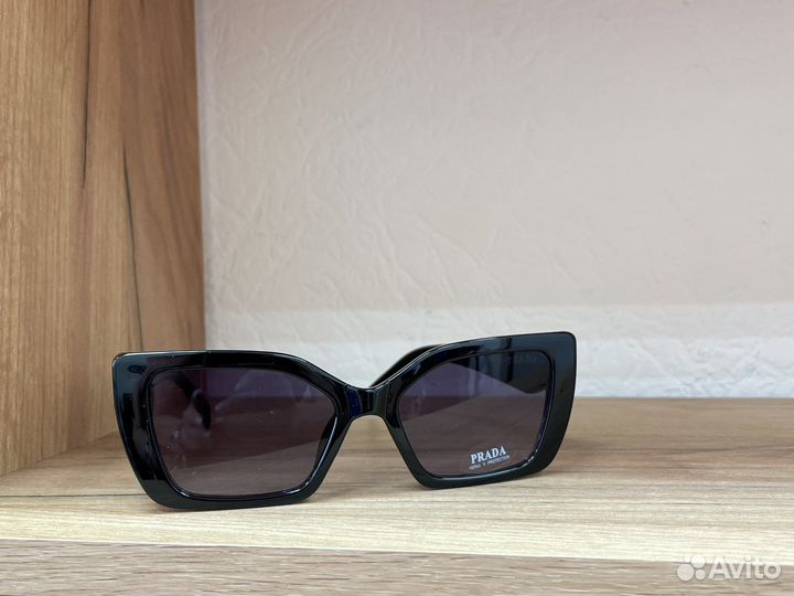 Солнцезащитные очки женские Prada